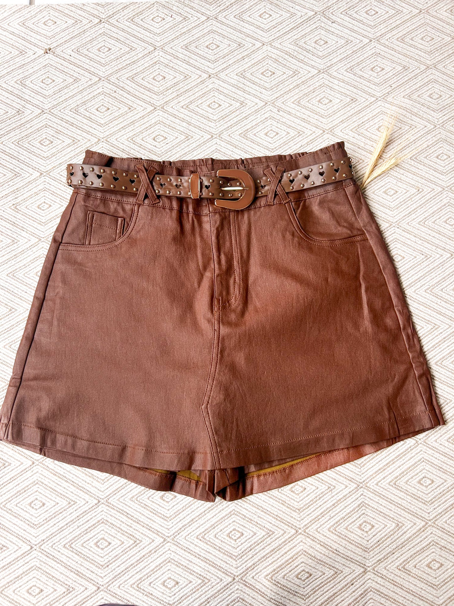 short saia couro resinada com cinto curta