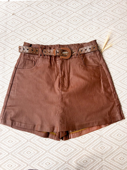 short saia couro resinada com cinto curta