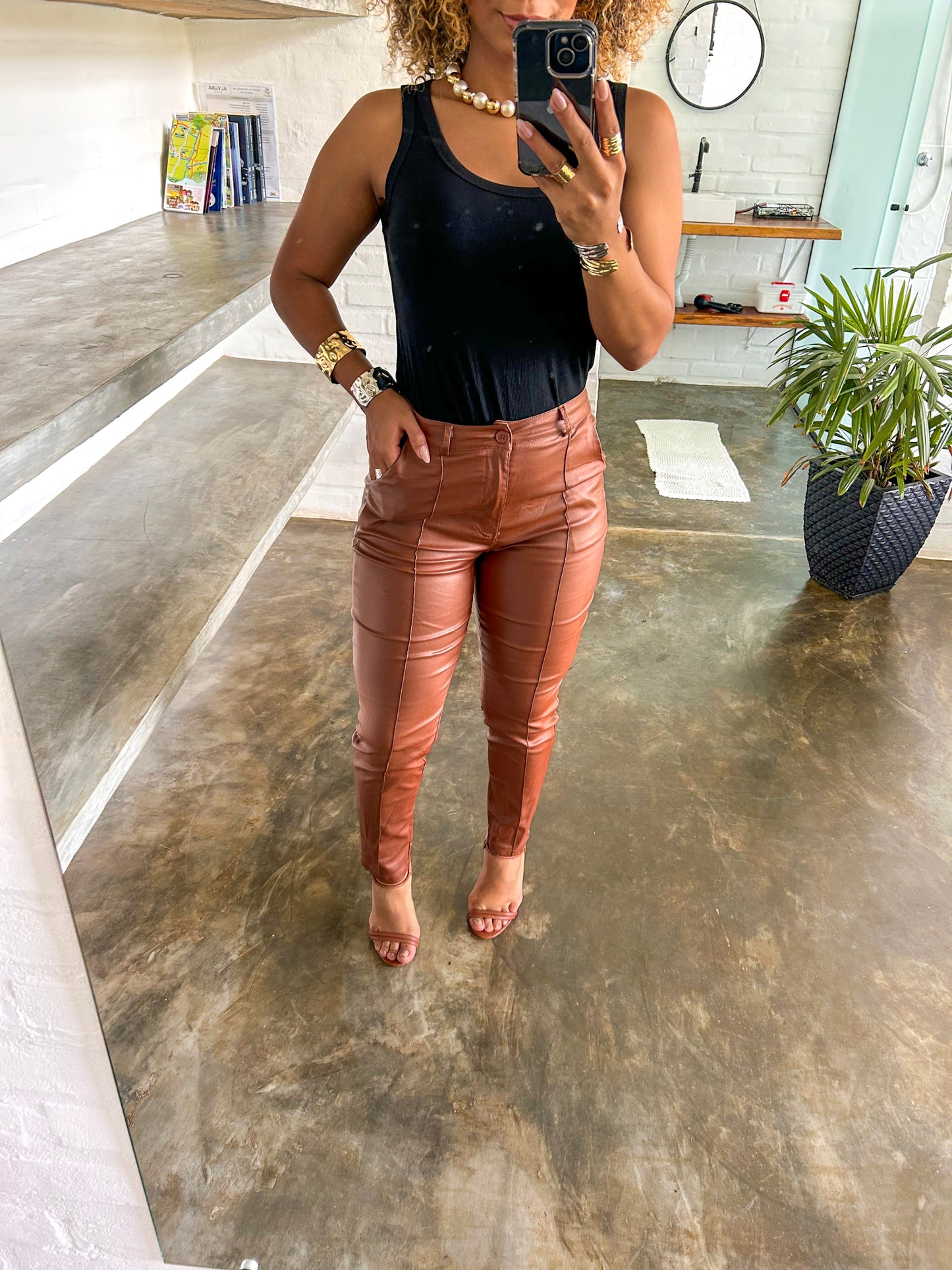 Calça couro resinada