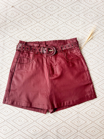 short saia couro resinada com cinto curta
