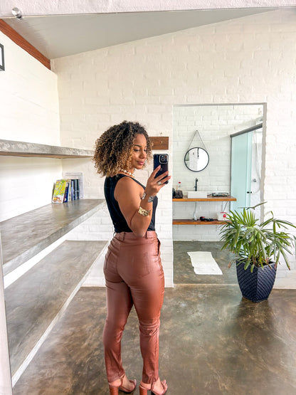 Calça couro resinada