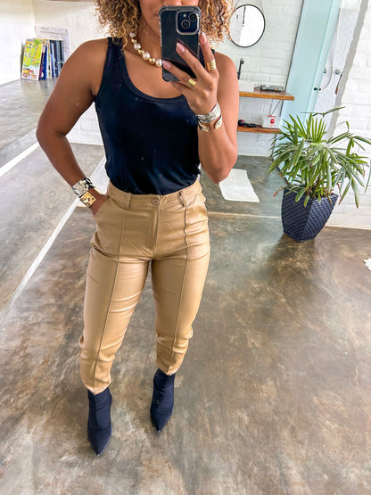 Calça couro resinada