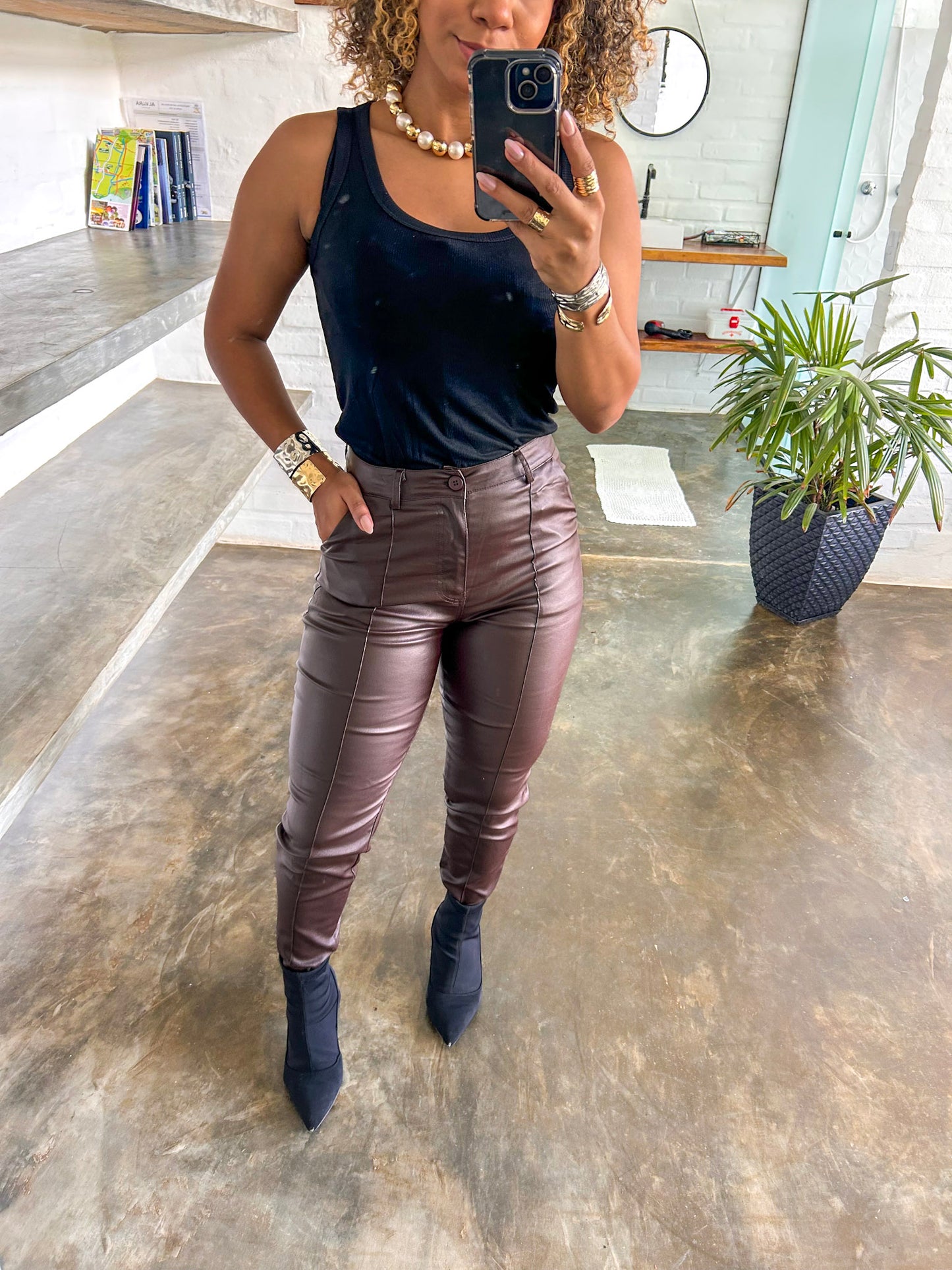Calça couro resinada
