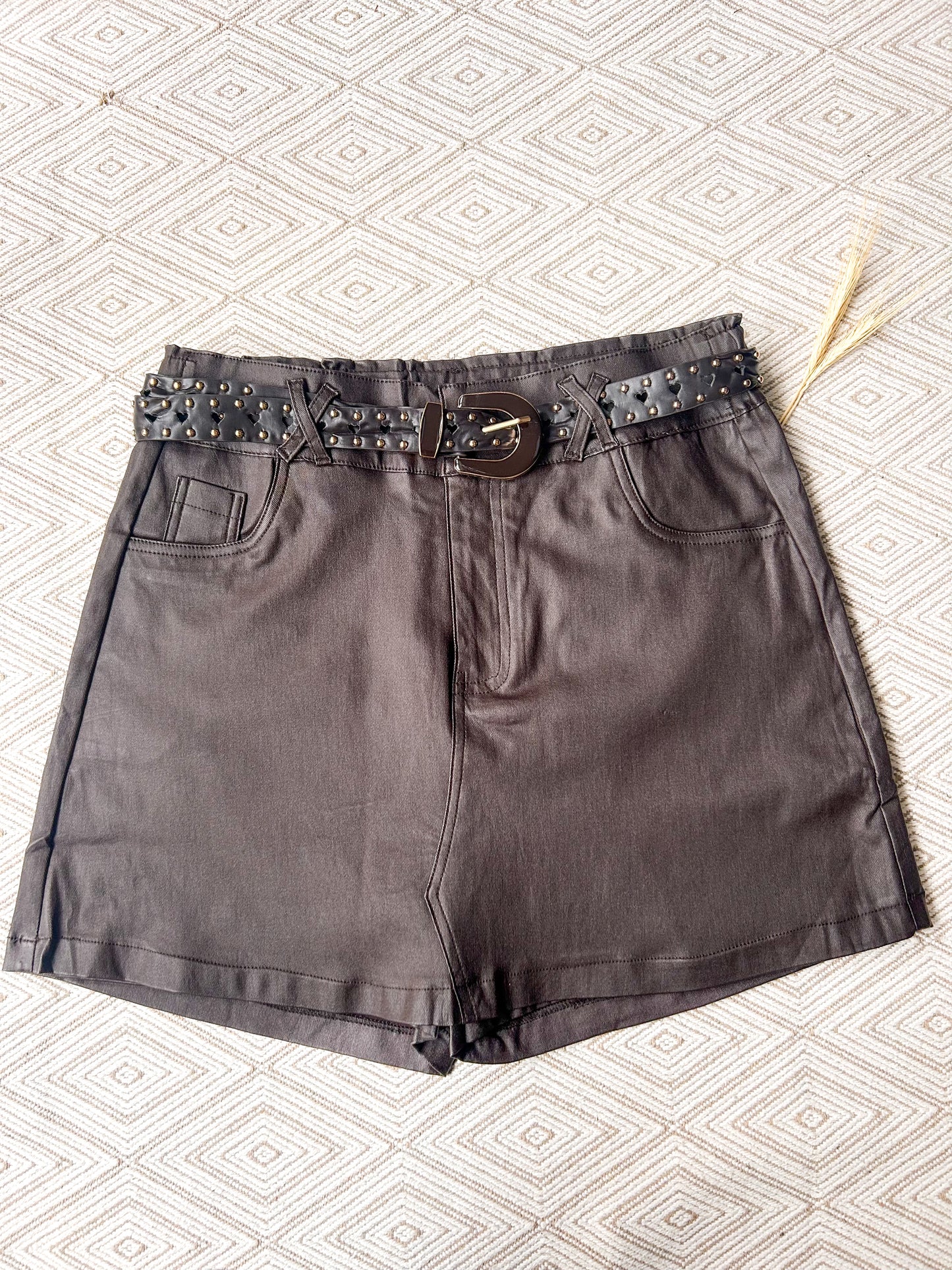 short saia couro resinada com cinto curta