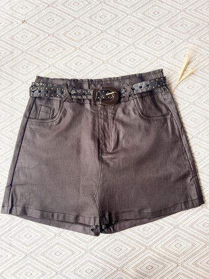 short saia couro resinada com cinto curta