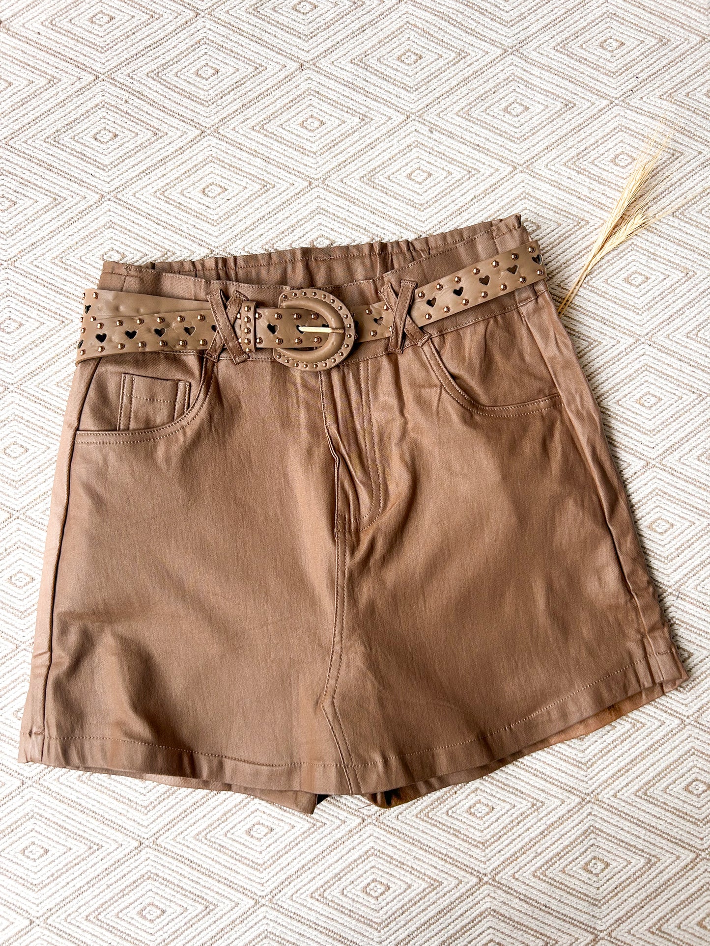 short saia couro resinada com cinto curta