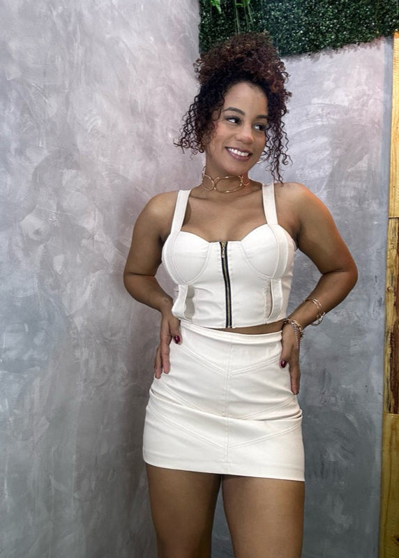 saia couro curta preta com short embaixo