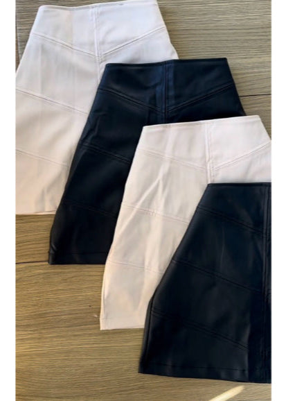 saia couro curta preta com short embaixo