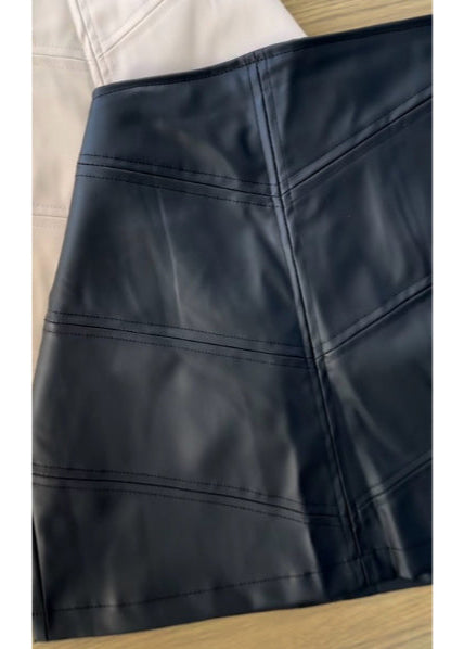saia couro curta preta com short embaixo