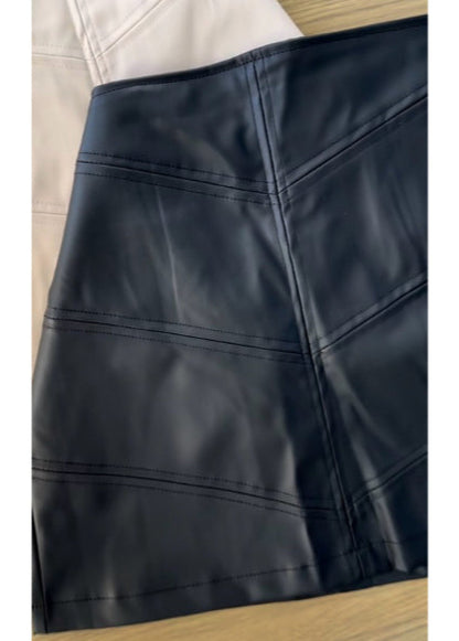 saia couro curta preta com short embaixo