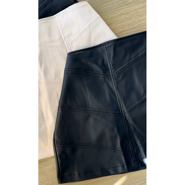 saia couro curta preta com short embaixo