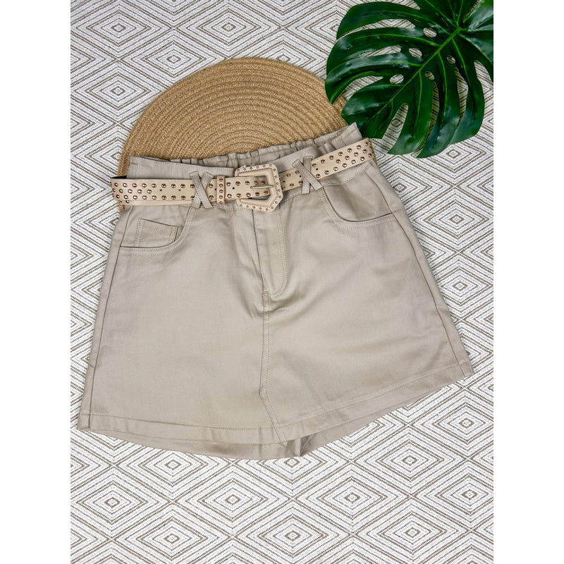 short saia couro resinada com cinto curta