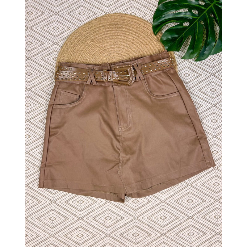 short saia couro resinada com cinto curta