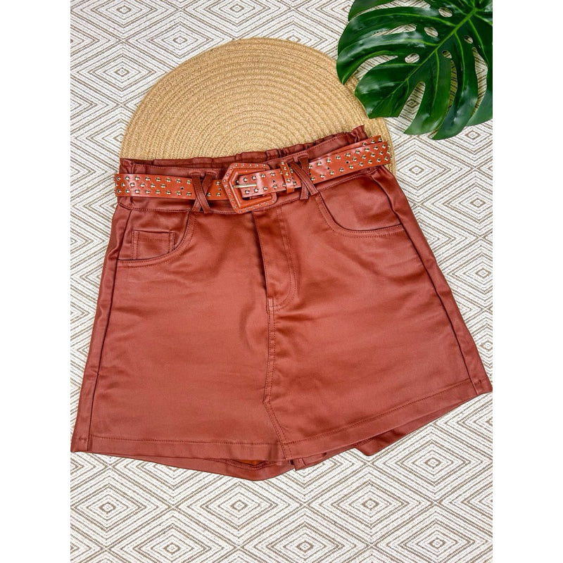 short saia couro resinada com cinto curta