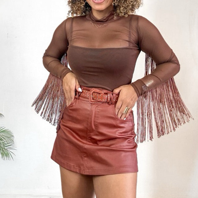 short saia couro resinada com cinto curta