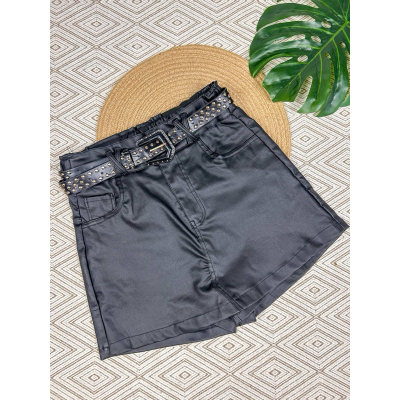 short saia couro resinada com cinto curta