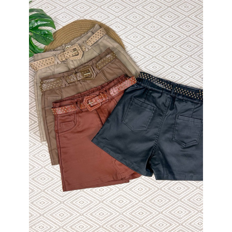 short saia couro resinada com cinto curta