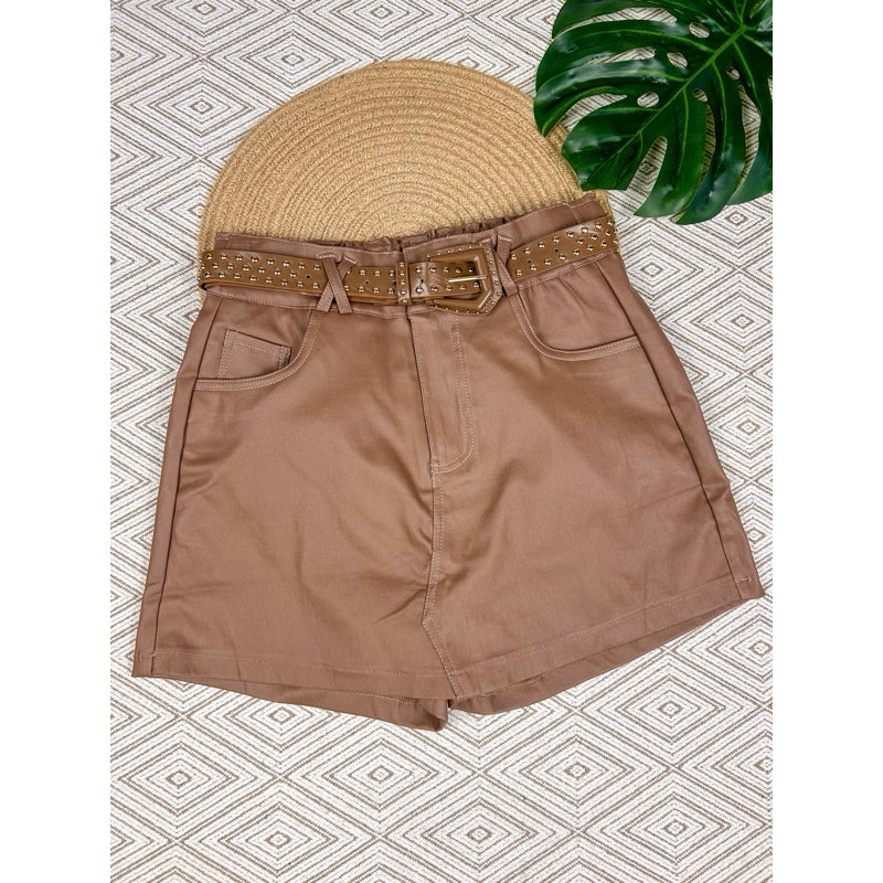 short saia couro resinada com cinto curta