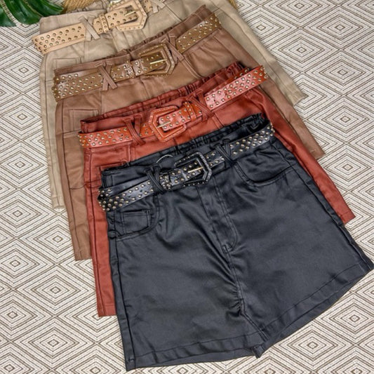 short saia couro resinada com cinto curta
