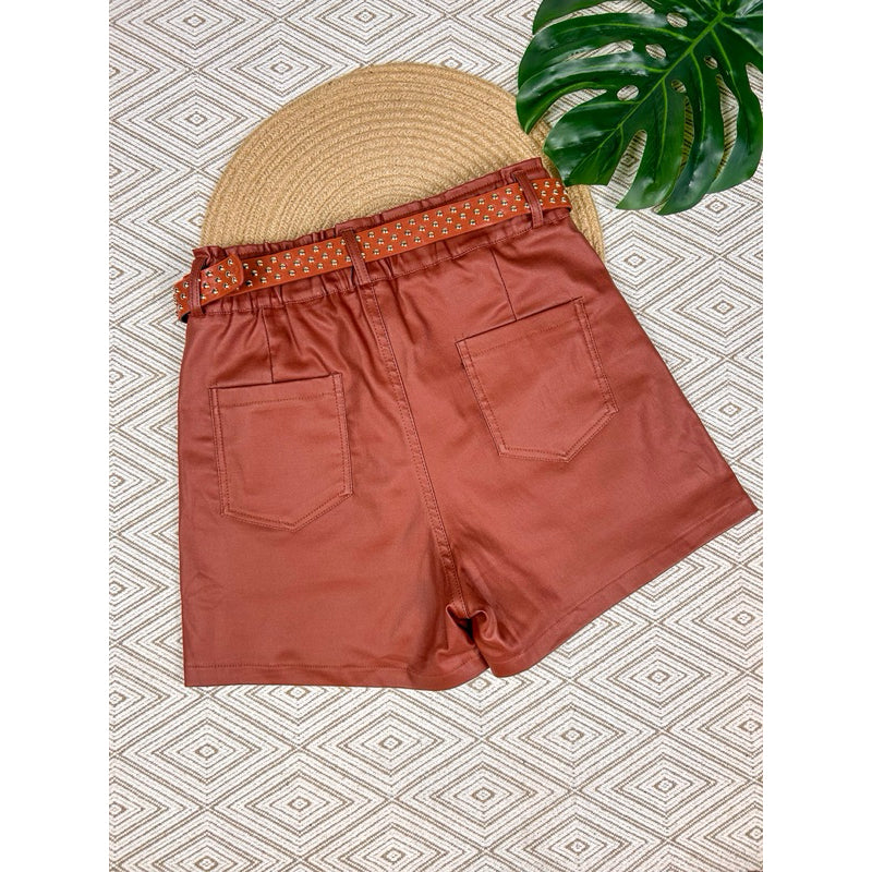 short saia couro resinada com cinto curta